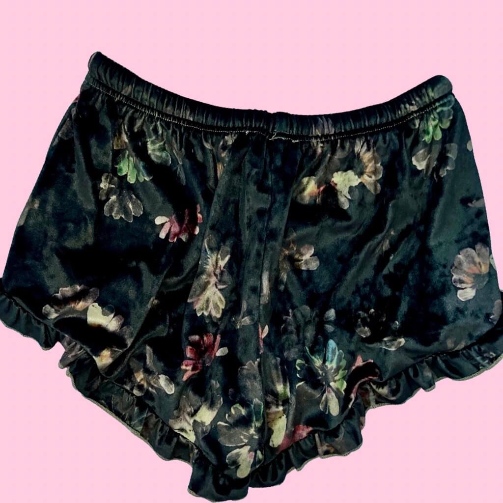 Black ruffle shorts. Floral shorts with an elastic waistband.