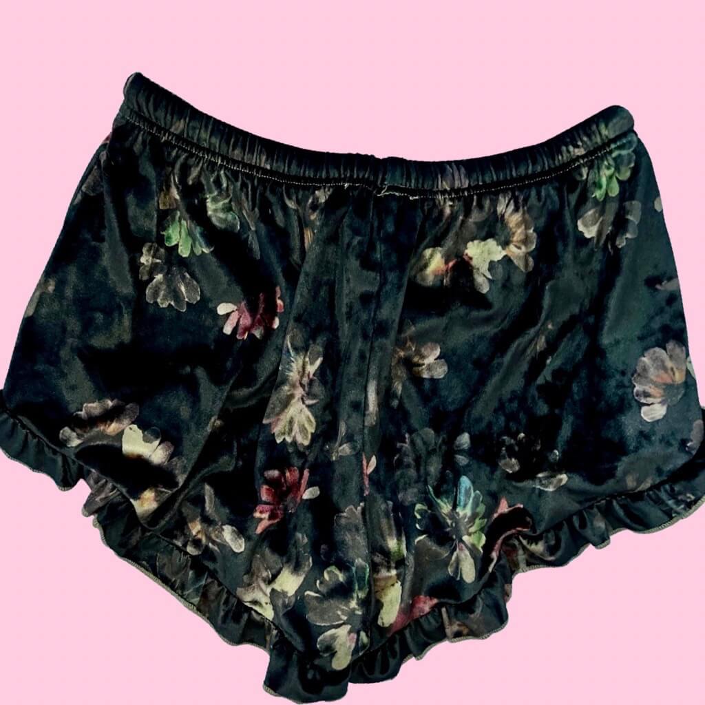 Black ruffle shorts. Floral shorts with an elastic waistband. 